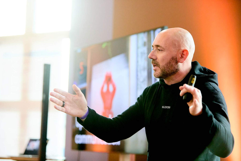 CEO spreker bedrijfsbijeenkomst, teammeeting
